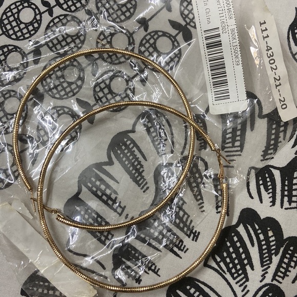 Golden hoops - Picture 2 of 3